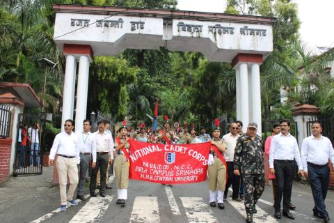 हेमवती नंदन बहुगुणा विश्वविद्यालय में स्वतंत्रता दिवस की 75वी वर्षगांठ की शुभ अवसर मैं माननीय कुलपति महोदया प्रो० अन्नपूर्णा नोटियाल जी के द्वारा तिरंगा झंडा फहराया गया।