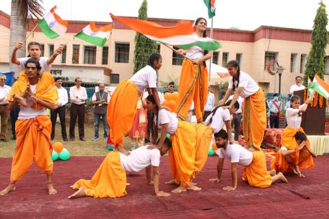 हेमवती नंदन बहुगुणा विश्वविद्यालय में स्वतंत्रता दिवस की 75वी वर्षगांठ की शुभ अवसर मैं माननीय कुलपति महोदया प्रो० अन्नपूर्णा नोटियाल जी के द्वारा तिरंगा झंडा फहराया गया।