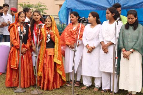 हेमवती नंदन बहुगुणा विश्वविद्यालय में स्वतंत्रता दिवस की 75वी वर्षगांठ की शुभ अवसर मैं माननीय कुलपति महोदया प्रो० अन्नपूर्णा नोटियाल जी के द्वारा तिरंगा झंडा फहराया गया।