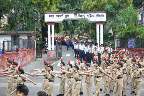 हेमवती नंदन बहुगुणा विश्वविद्यालय में स्वतंत्रता दिवस की 75वी वर्षगांठ की शुभ अवसर मैं माननीय कुलपति महोदया प्रो० अन्नपूर्णा नोटियाल जी के द्वारा तिरंगा झंडा फहराया गया।