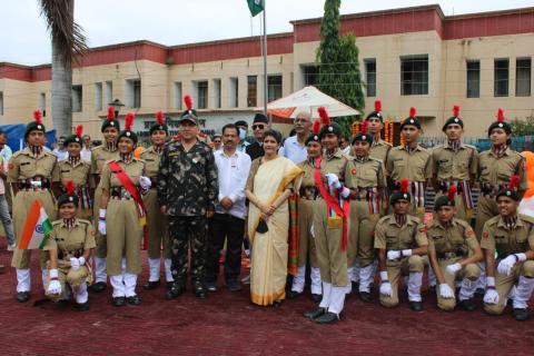 हेमवती नंदन बहुगुणा विश्वविद्यालय में स्वतंत्रता दिवस की 75वी वर्षगांठ की शुभ अवसर मैं माननीय कुलपति महोदया प्रो० अन्नपूर्णा नोटियाल जी के द्वारा तिरंगा झंडा फहराया गया।